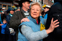 Binche festa de carnaval a Bèlgica Brussel·les. Música, ball, festa i vestits en Binche Carnaval. Esdeveniment cultural antiga i representativa de Valònia, Bèlgica. El carnaval de Binche és un esdeveniment que té lloc cada any a la ciutat belga de Binche durant el diumenge, dilluns i dimarts previs al Dimecres de Cendra. El carnaval és el més conegut dels diversos que té lloc a Bèlgica, a la vegada i s'ha proclamat, com a Obra Mestra del Patrimoni Oral i Immaterial de la Humanitat declarat per la UNESCO. La seva història es remunta a aproximadament el segle 14.